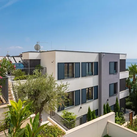 Paoma Penthouse With Jacuzzi * Podstrana