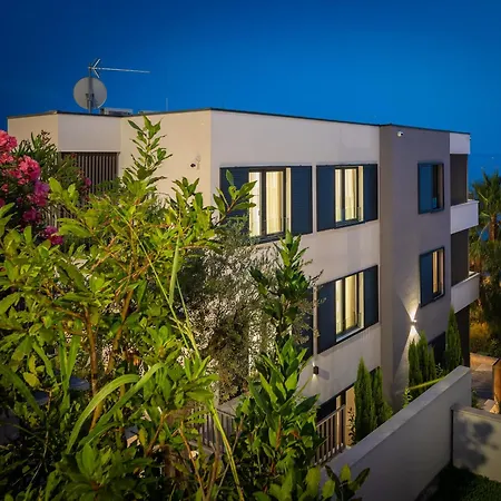 Paoma Penthouse With Jacuzzi * Podstrana