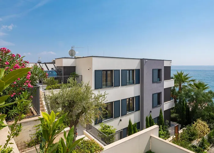 Paoma Penthouse With Jacuzzi * Podstrana
