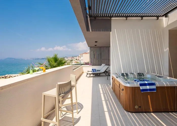 Appartamento Paoma Penthouse With Jacuzzi Podstrana