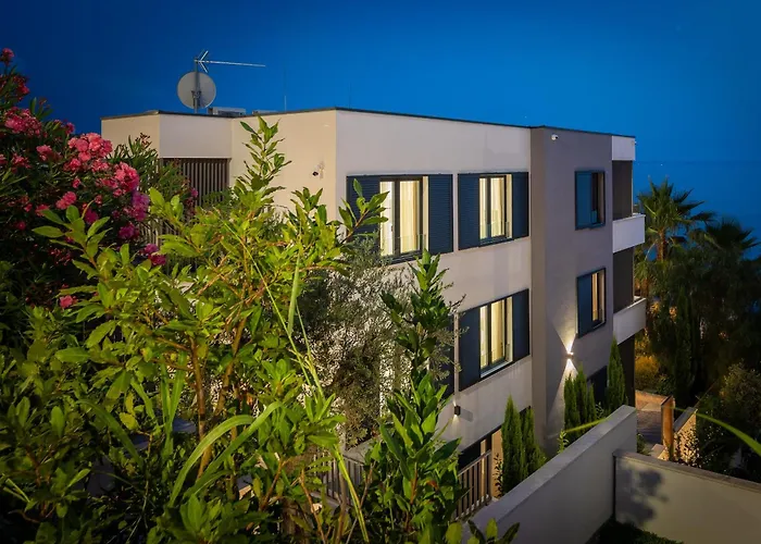 Paoma Penthouse With Jacuzzi * Podstrana